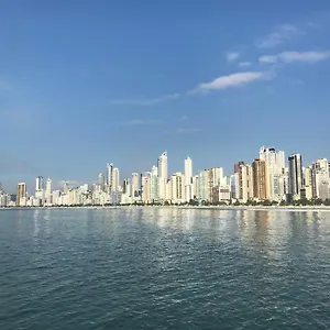  Apartamento Na Quadra Da Com Tres Quartos Em Sc.